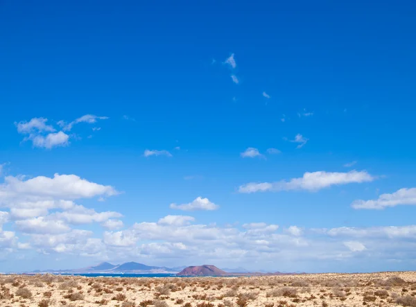 Fuerteventura, vista hacia Isla de Lobos y Lanzarote — Foto de Stock
