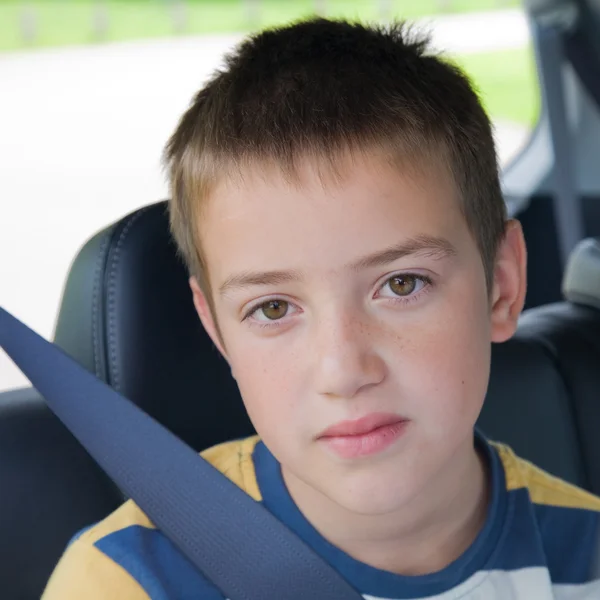 지루한 자동차 여행-자동차의 뒷 좌석에서 귀여운 소년 — 스톡 사진