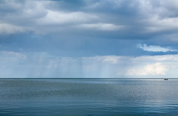 Yağmur bulutları ve gökkuşağının Kuzey Denizi üzerinde — Stok fotoğraf