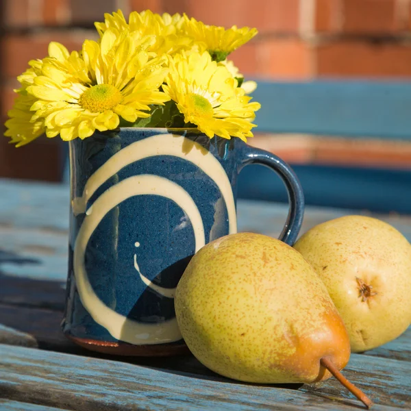 Bodegón con crisantemos en aerosol amarillo húmedo en taza vieja — Foto de Stock