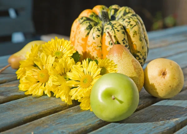 Vida muerta de otoño con crisantemos amarillos húmedos —  Fotos de Stock