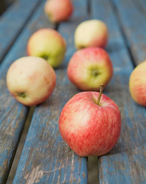 Manzanas rojas en la vieja mesa de jardín , — Foto de Stock