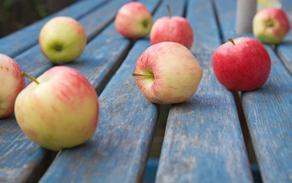 Red apples on old garden table, — Stock Photo, Image