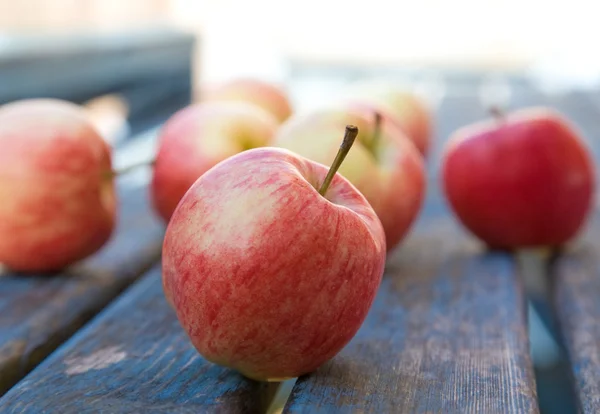 Pommes rouges sur une vieille table de jardin , — Photo