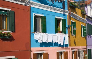 Venedik lagün Burano Adası; ünlü parlak renkli ev