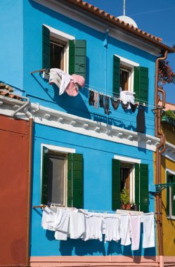 Venedik lagün Burano Adası; ünlü parlak renkli ev