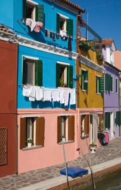 Venedik lagün Burano Adası; ünlü parlak renkli ev