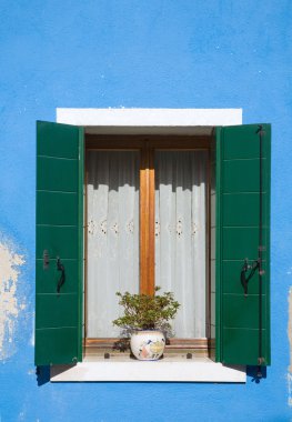 Venedik lagün Burano Adası; ünlü parlak renkli ev