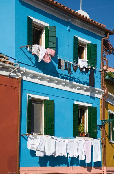 Burano island in lagoon of Venice; famous brightly-colored house — Stock Photo, Image