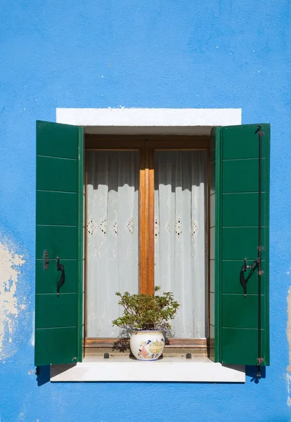 Burano острів в лагуни Венеції; знаменитий будинок яскраві кольори — стокове фото