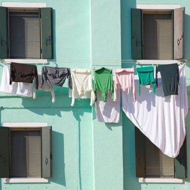 Venedik lagün Burano Adası; ünlü parlak renkli ev