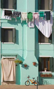 Venedik lagün Burano Adası; ünlü parlak renkli ev