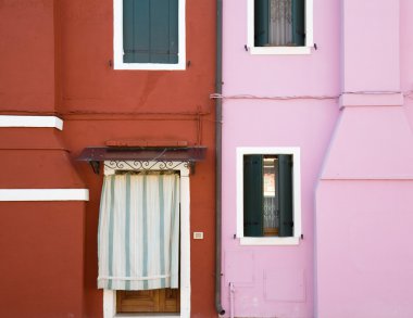 Venedik lagün Burano Adası; ünlü parlak renkli ev