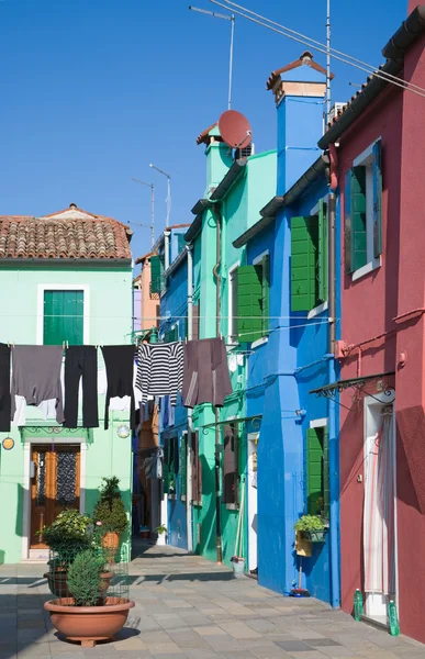 Burano island in lagoon of Venice; famous brightly-colored house — Stock Photo, Image