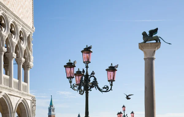 Laternenmast auf dem San Marco Platz in Venedig, Italien — Stockfoto