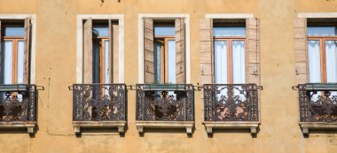 Padova; İtalya; Metal korkuluk dar balkonlar