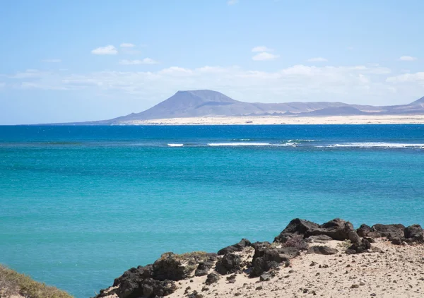 Uitzicht vanaf isla de lobos naar fuerteventura, corralejo zand du — Stockfoto