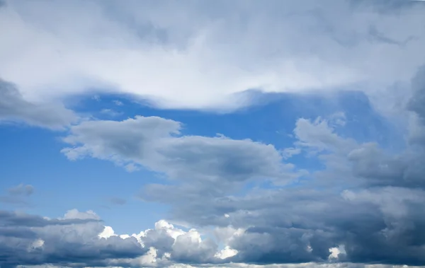 Ciel dramatique avec différents types et niveaux de nuages — Photo
