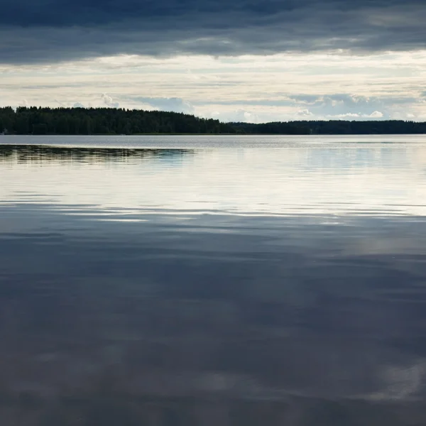 Uitzicht over clam noordelijke lake, zomer laat in de avond — Stockfoto