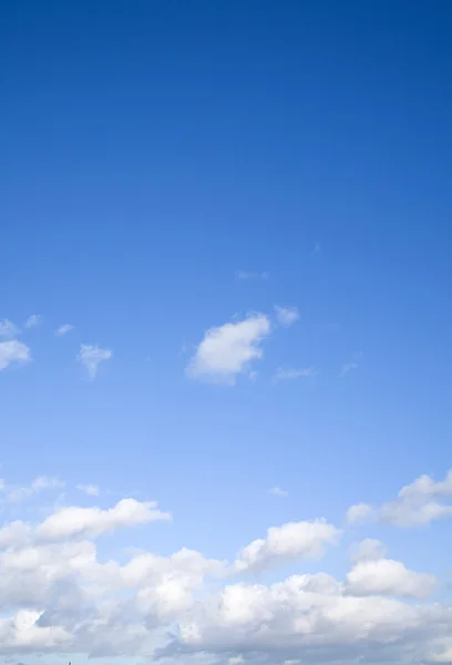 Fond bleu sournois avec des nuages clairs à l'horizon — Photo