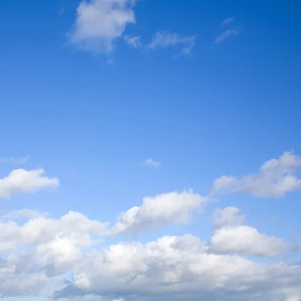 Fyrkantig blå sly bakgrund med ljusa moln vid horisonten — Stockfoto