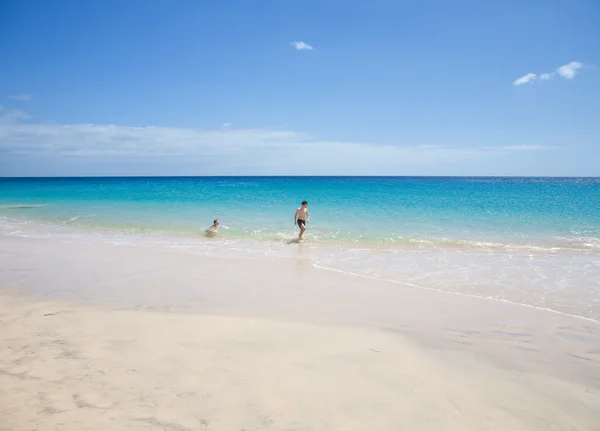 两个男孩在水中;富埃特文图拉;南海岸海滩 — 图库照片