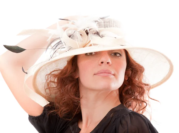 Redhead met een witte hoed — Stockfoto