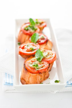 Bruschetta - altın baget ile domates sarımsak ve fesleğen gibi pişirdim.