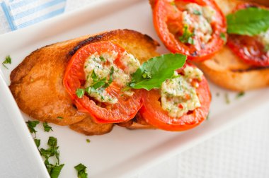 Bruschetta - altın baget ile domates sarımsak ve fesleğen gibi pişirdim.