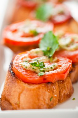 Bruschetta - altın baget ile domates sarımsak ve fesleğen gibi pişirdim.