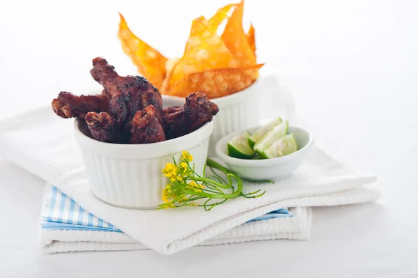 흰색 바탕에 칩과 닭 다리 — 스톡 사진