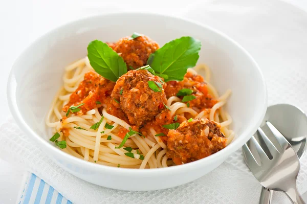 Ursprungliga italienska spaghetti med köttbullar i tomatsås — Stockfoto