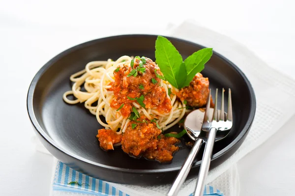 Espaguetis italianos originales con albóndigas en salsa de tomate — Foto de Stock