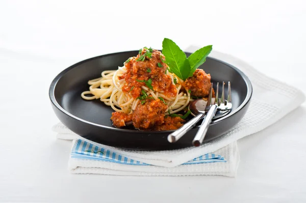 Ursprungliga italienska spaghetti med köttbullar i tomatsås — Stockfoto