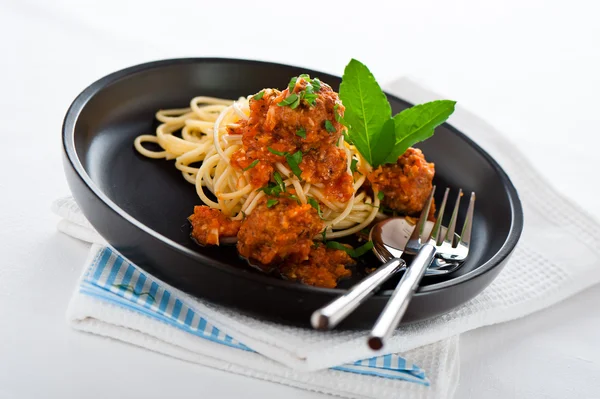 Spaghettis italiens originaux aux boulettes de viande à la sauce tomate — Photo