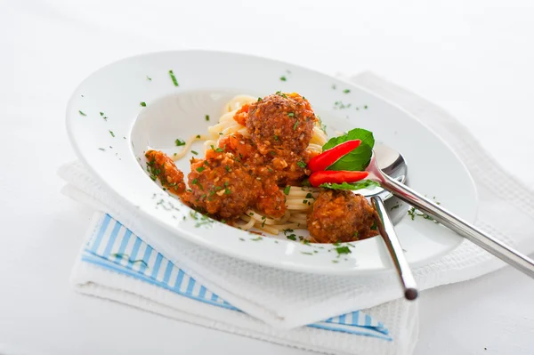 Espaguete italiano original com almôndegas em molho de tomate — Fotografia de Stock