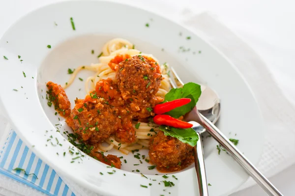 Originele Italiaanse spaghetti met gehaktballetjes in tomatensaus — Stockfoto