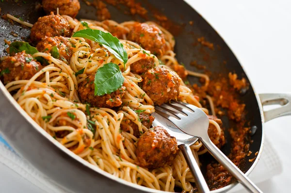 Espaguete italiano original com almôndegas em molho de tomate — Fotografia de Stock