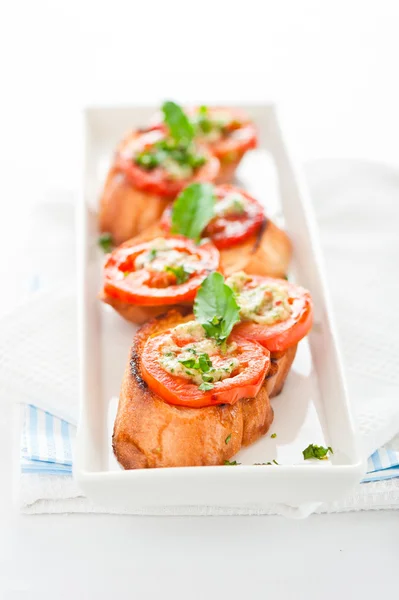 Bruschetta - guld bakade baguetter med tomat vitlök och basilika som — Stockfoto