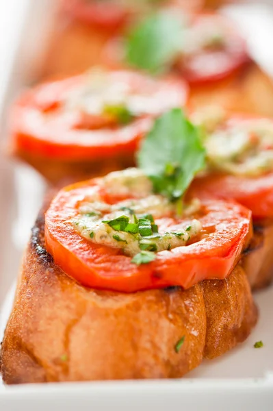 蒜末-黄金烤面包和番茄大蒜和作为罗勒 — 图库照片