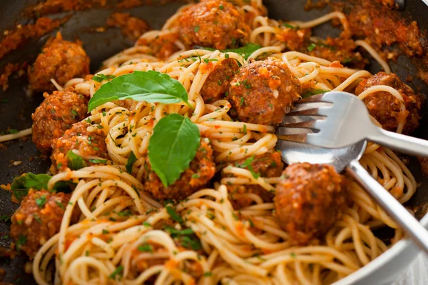 Original italienische Spaghetti mit Frikadellen in Tomatensauce Stockbild