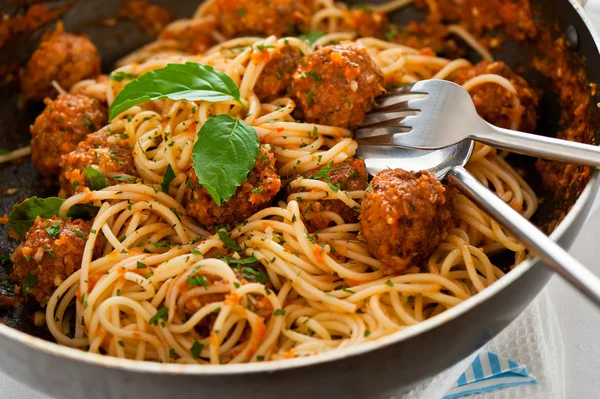 Original italienische Spaghetti mit Frikadellen in Tomatensauce lizenzfreie Stockfotos
