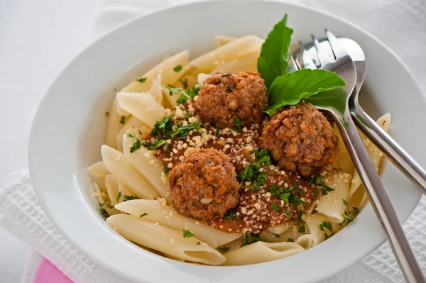 Pasta with tomato garlic sauce and meatballs — Stock Photo, Image