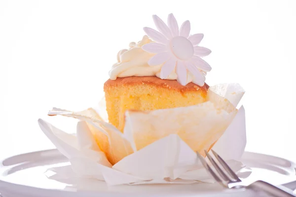 Cupcake with vanilla cream and sugar flower on a white backgroun — Stock Photo, Image