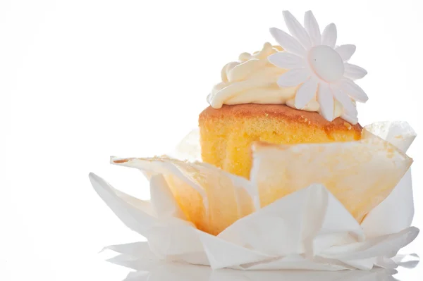 Cupcake con crema de vainilla y flor de azúcar sobre un fondo blanco — Foto de Stock