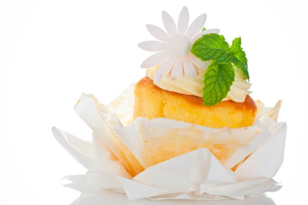 Cupcake met vanille-crème mint blad en suiker bloem op een wit — Stockfoto
