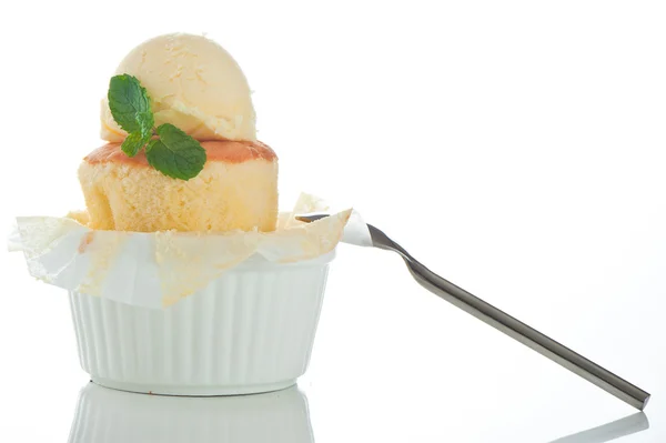 Bolo com sorvete e folha de hortelã em um rameki — Fotografia de Stock