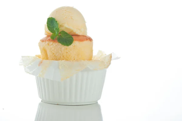 Pastel con helado y hoja de menta en un rameki —  Fotos de Stock