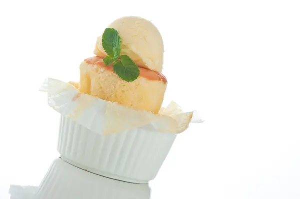 Koláč se zmrzlinou a lístkem máty v rameki — Stock fotografie