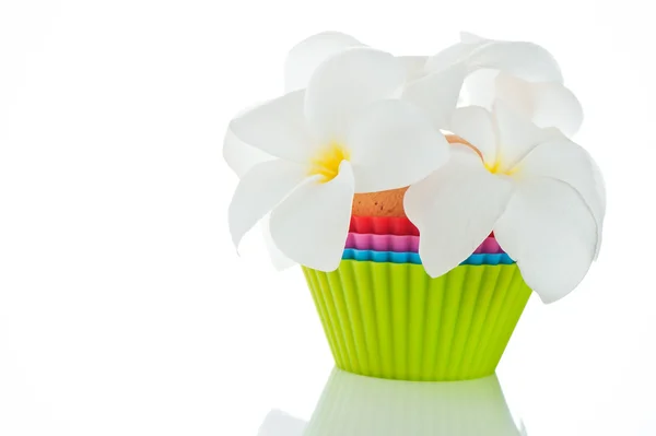 Pequeno buquê de flores em um conteúdo comestível — Fotografia de Stock